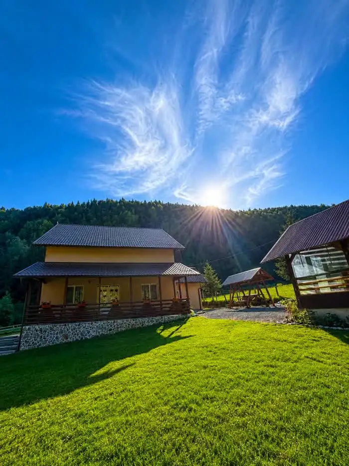 Cabana Colț de Rai la apus, cu foișorul ciubărului în prim-plan