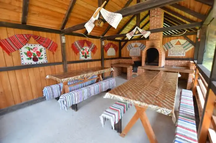 Foișor tradițional cu grătar, ceaun și decorațiuni populare românești