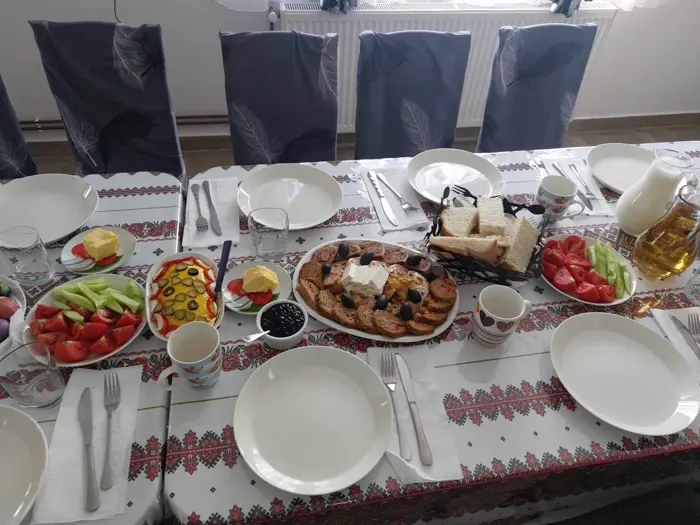 Masa de dimineață cu pâine, lapte proaspăt, brânză și dulceață de casă
