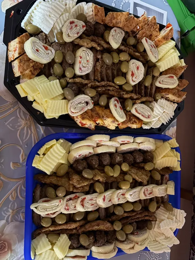 Platou cu brânzeturi, mezeluri și măsline, pregătit pentru oaspeți