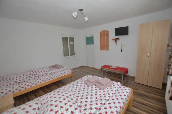 Cameră cvadruplă cu două paturi duble la Casa de Piatră - Colț de Rai