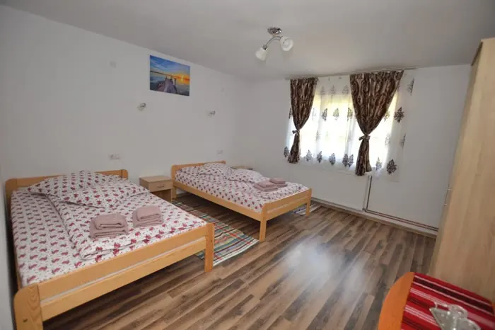 A doua cameră cvadruplă cu două paturi duble, Casa de Piatră - Colț de Rai