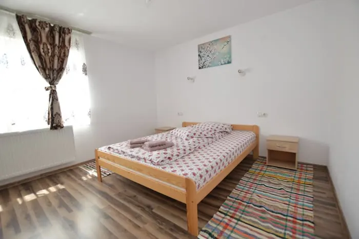 Cameră matrimonială cu pat dublu la Casa de Piatră - Colț de Rai